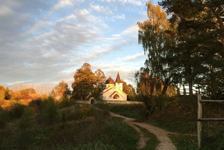 Церковь Святой Троицы в Бехове построена по проекту Поленова.