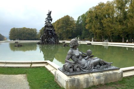 Фонтаны, на классический французский парковый манер, посвящены мифологическим аллегориям.