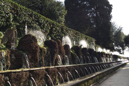 Аллея ста фонтанов – самый знаменитый аттракцион виллы д'Эсте.